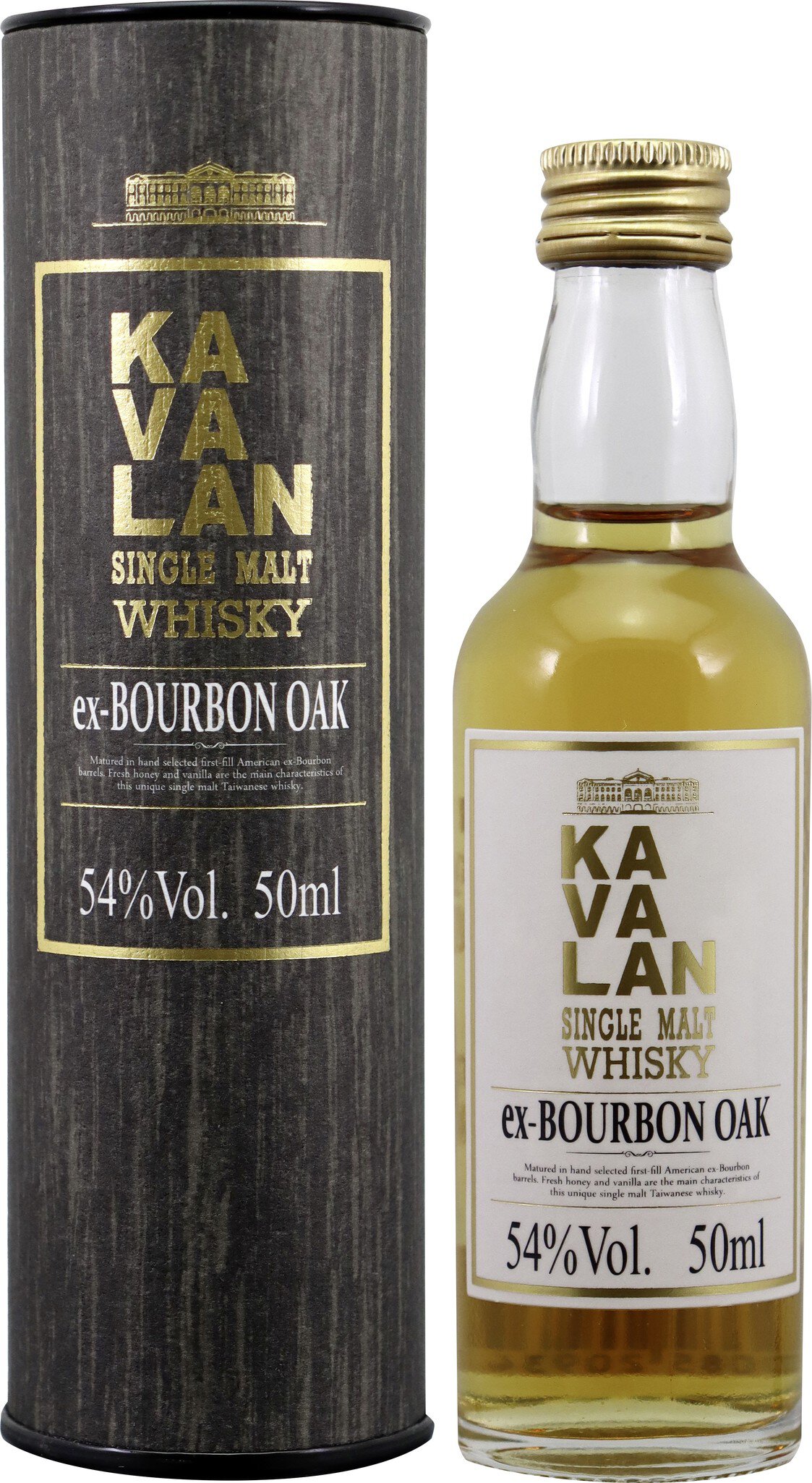 Eine Flasche Kavalan Whisky steht neben ihrer eleganten schwarzen Verpackung. Die Flasche hat eine klare Form, mit einem goldenen Deckel und einer Etikette, die Informationen über die Abfüllung enthält.