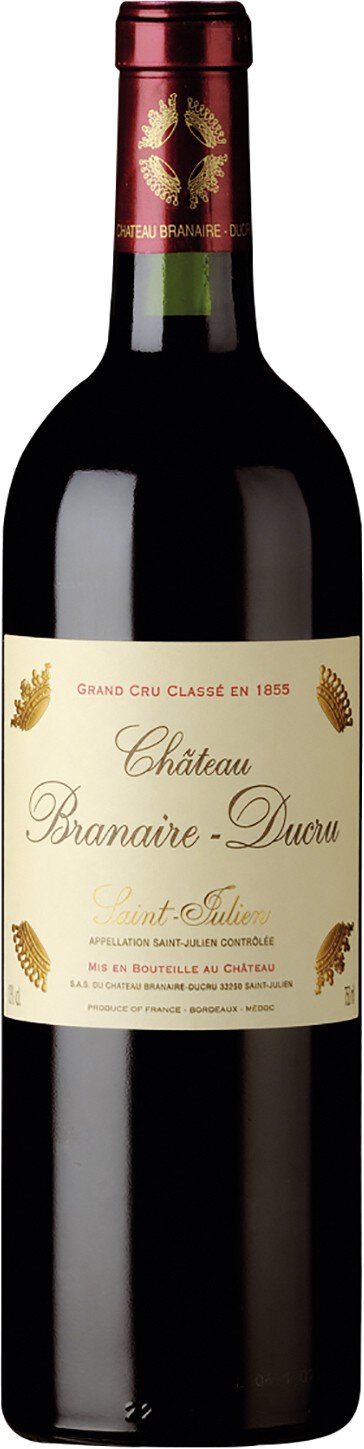 Eine Flasche Rotwein steht auf einem weißen Hintergrund. Die Flasche hat ein etikettiertes Design in beige mit goldenen und roten Akzenten, das die Weininformationen anzeigt.