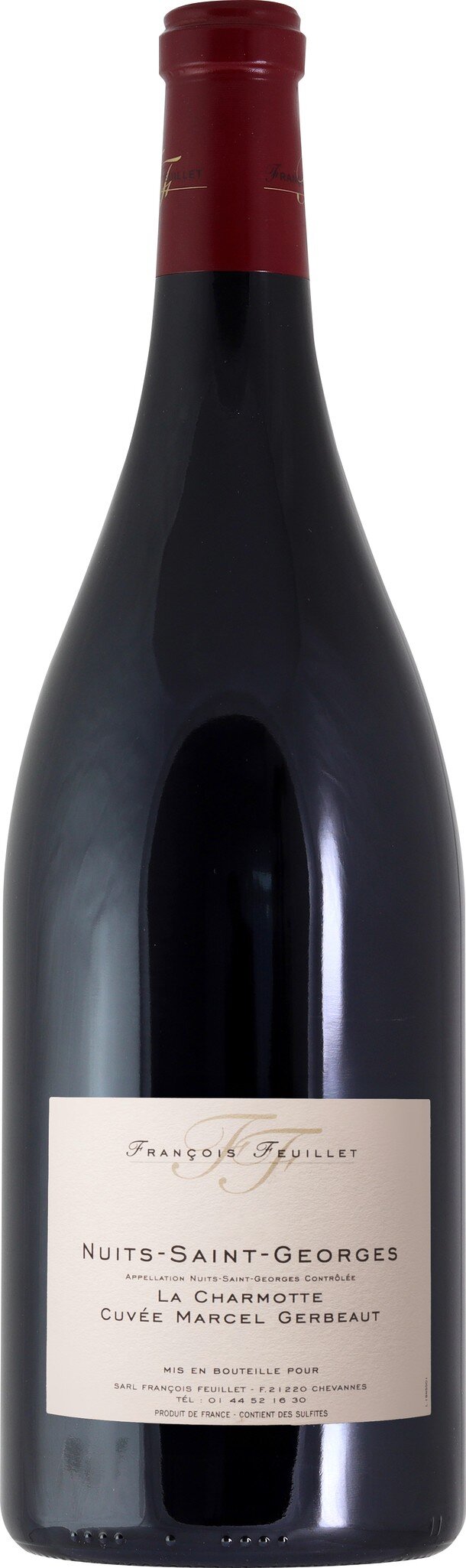 Eine große Flasche Rotwein mit einem eleganten, schmalen Etikett. Der Flaschenhals ist rot, der Körper glänzt dunkel und die Etikette zeigt den Namen des Weins.