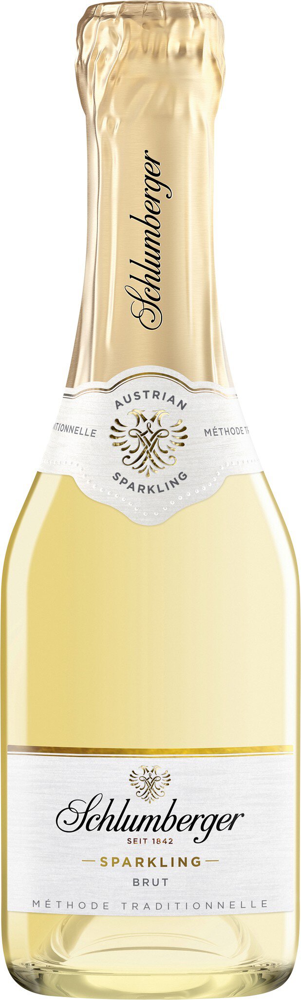 Eine Flasche Schaumwein steht aufrecht. Die Flasche hat eine goldene Kapsel und eine elegante Etikette mit dem Namen -Schlumberger-, die auf einen österreichischen Brut hinweist.