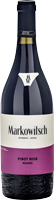 Eine Flasche Rotwein steht aufrecht. Die Flasche hat eine schlanke Form und ein elegantes Etikett mit rotem und schwarzem Design. Sie befindet sich vor einem neutralen Hintergrund.