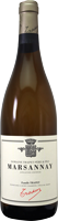 Eine Flasche Weißwein mit einer schmalen Form und einem länglichen Etikett. Der Wein scheint in einem hellen, klaren Glas abgefüllt zu sein. Der Hintergrund ist neutral.