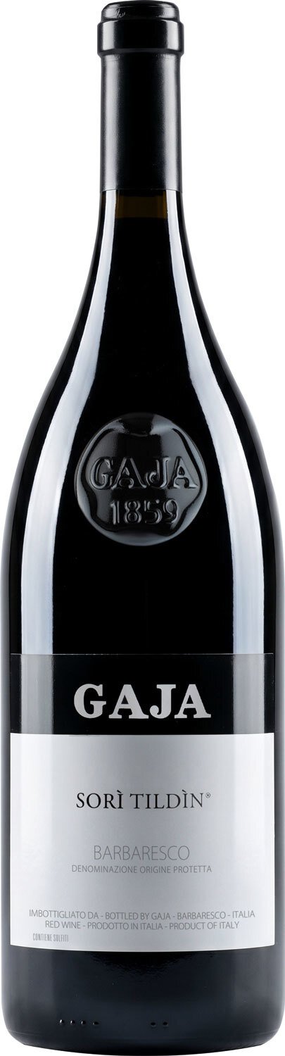 Eine elegante schwarze Weinflasche mit einem weißen Etikett, auf dem -GAJA- in schwarzer Schrift steht. Der Flaschenhals verjüngt sich nach oben und die Flasche hat ein durchgehend modernes Design.