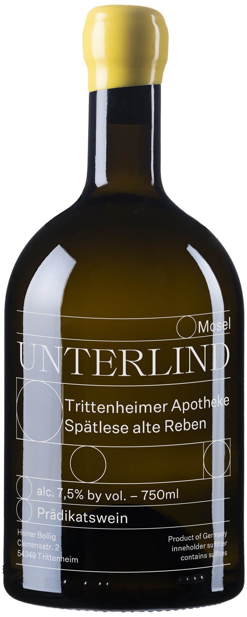 Eine große Weinflasche mit gelbem Kapselverschluss. Auf dem Etikett sind der Name -Unterlind-, der Typ -Spätlese alte Reben- und die Details zum Alkoholgehalt sowie die Adresse des Weinguts abgedruckt.