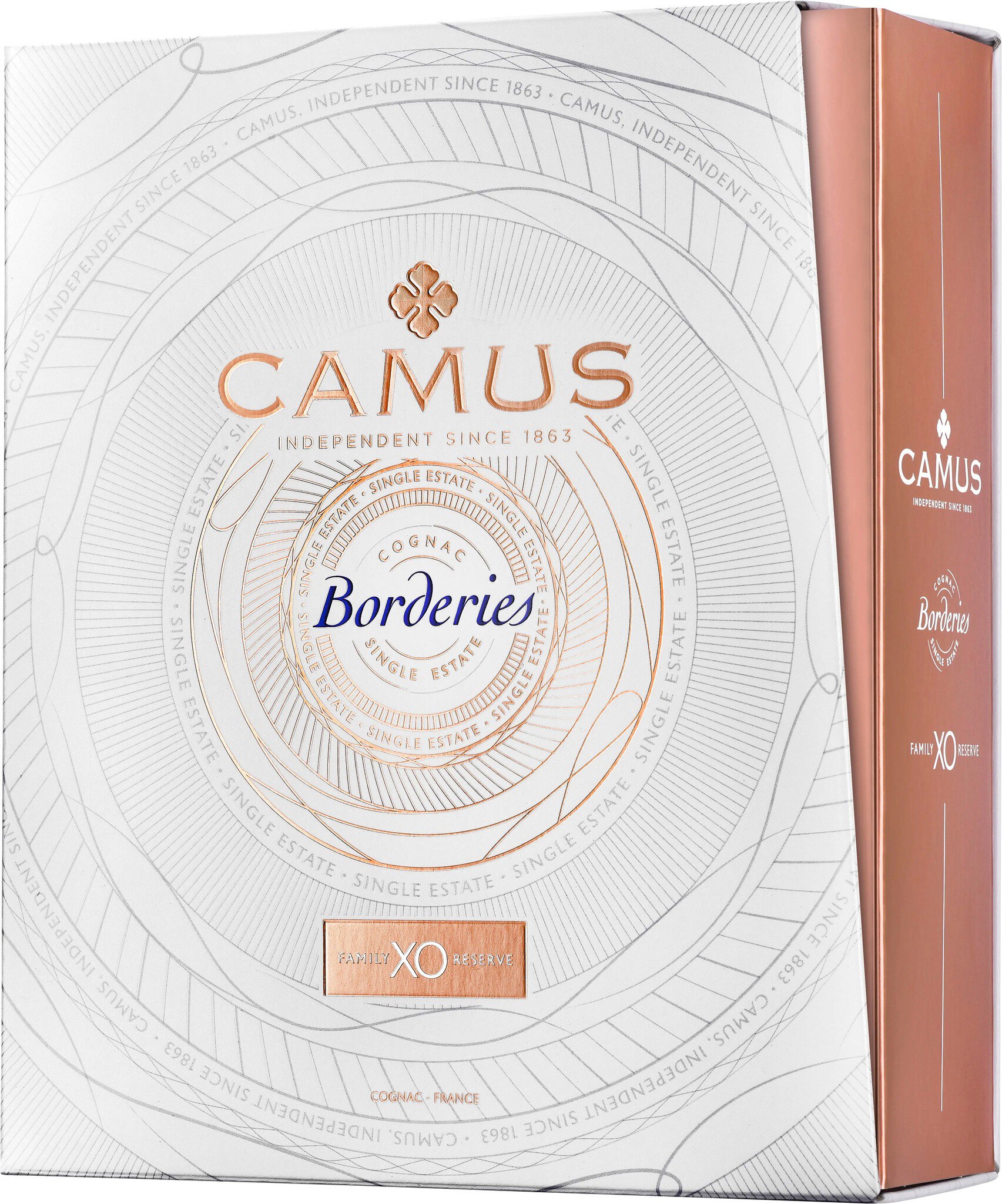 Eine elegante Cognac-Flasche mit einem geschwungenen Design steht neben einer passenden Verpackung. Die Flasche trägt die Schriftzüge -Camus- und -Borderies-, die das Produkt als erstklassigen XO-Cognac kennzeichnen.