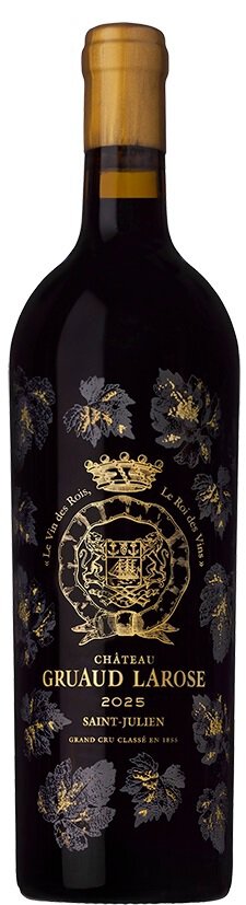 Eine Weinflasche mit schwarzem Etikett, goldenen Schriftzügen und Traubenmotiven. Der Text zeigt -Château Gruaud Larose 2025, Saint-Julien, Grand Cru Classé en 1855-.