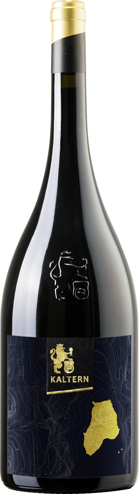 Eine große, schlanke Weinflasche mit schwarzem Etikett und goldener Schrift, die in einem neutralen Hintergrund steht. Das Etikett zeigt wahrscheinlich ein Logo oder Schriftzug.