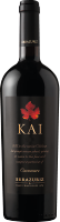 Eine Flasche Wein mit einem schwarzen Etikett, auf dem in roter Schrift -KAI- steht. Der Flaschenhals ist lang und die Flasche hat eine elegante Form.