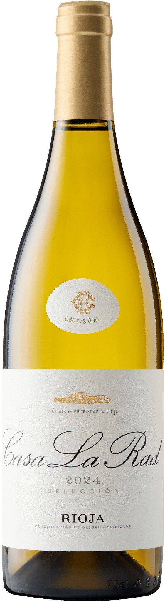 Eine Flasche Weißwein steht aufrecht. Der Körper ist transparent mit einem goldenen Ton, der Korken ist aus Naturmaterial. Das Etikett zeigt schlichtes Design mit textuellen Informationen und einem Symbol.