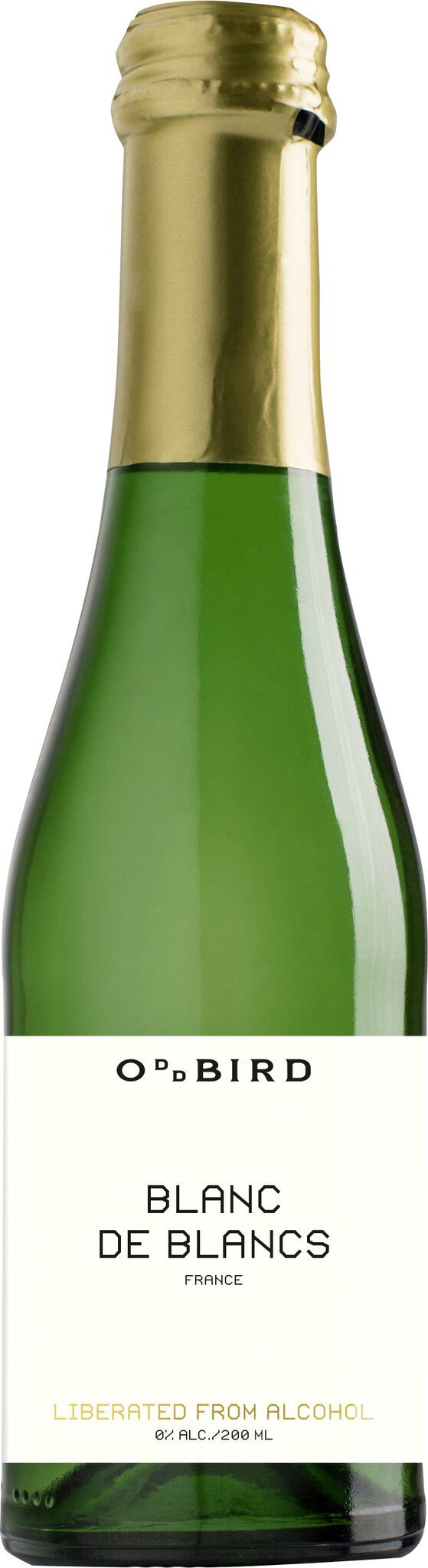 Eine Flasche Sekt mit grünem Glas und goldenem Kapselverschluss steht im Fokus. Die Etikette ist schlicht und zeigt den Namen des Produkts, umgeben von einem neutralen Hintergrund.