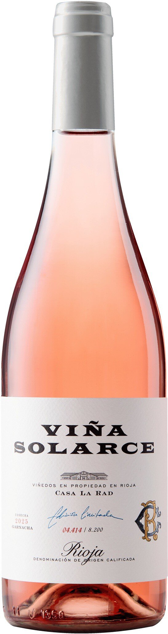 Eine Flasche Roséwein mit einem schlanken, transparenten Körper und einem silbernen Korken. Das Etikett ist schlicht und trägt den Namen -Vina Villalba-. Der Hintergrund ist einfarbig und neutral.
