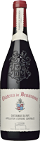 Eine große Weinflasche mit einer eleganten Etikette. Die Etikette zeigt den Schriftzug -Château de Beaucastel-, umgeben von Wappen und anderen dekorativen Elementen. Sie befindet sich auf einem neutralen Hintergrund.