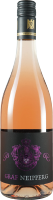 Eine Flasche Roséwein steht auf einem weißen Hintergrund. Die Flasche hat eine schlanke Form und trägt ein Etikett mit lila und schwarzen Designelementen.