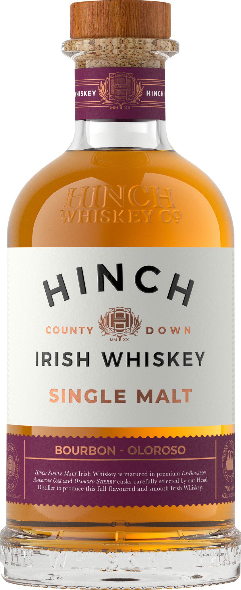 Eine Flasche Hinch Whiskey, die mit einem Holzverschluss verschlossen ist. Der Whiskey hat eine goldene Farbe und ein Etikett mit dem Namen Hinch, das -Irish Whiskey- und -Single Malt- angibt.