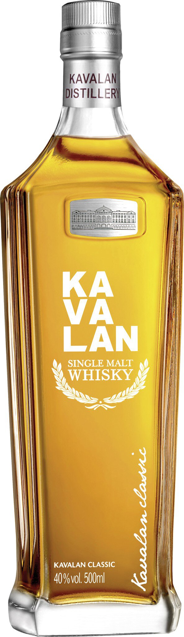 Eine Flasche mit goldenem Inhalt steht im Vordergrund. Die Flasche hat eine gerade Form und eine silberne Verschlusskappe. Es gibt ein Etikett mit Textinformationen.