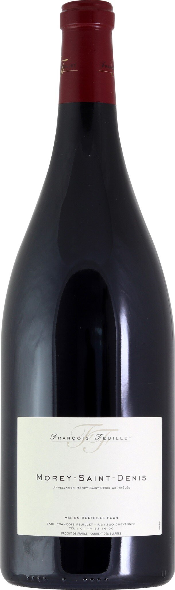 Eine große Flasche Rotwein steht aufrecht. Der Wein ist dunkelrot, und die Flasche hat einen rotglänzenden Korken. Ein schlichtes Etikett mit minimalem Text befindet sich an der Flasche.