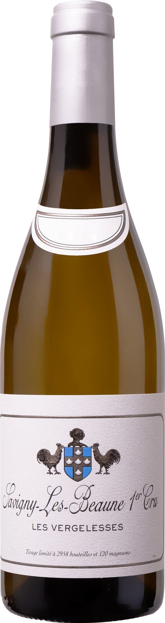 Eine Flasche Weißwein steht aufrecht. Der Wein hat eine hellgoldene Farbe und ein elegantes Etikett mit einem stilisierten Wappen. Der Hintergrund ist neutral.