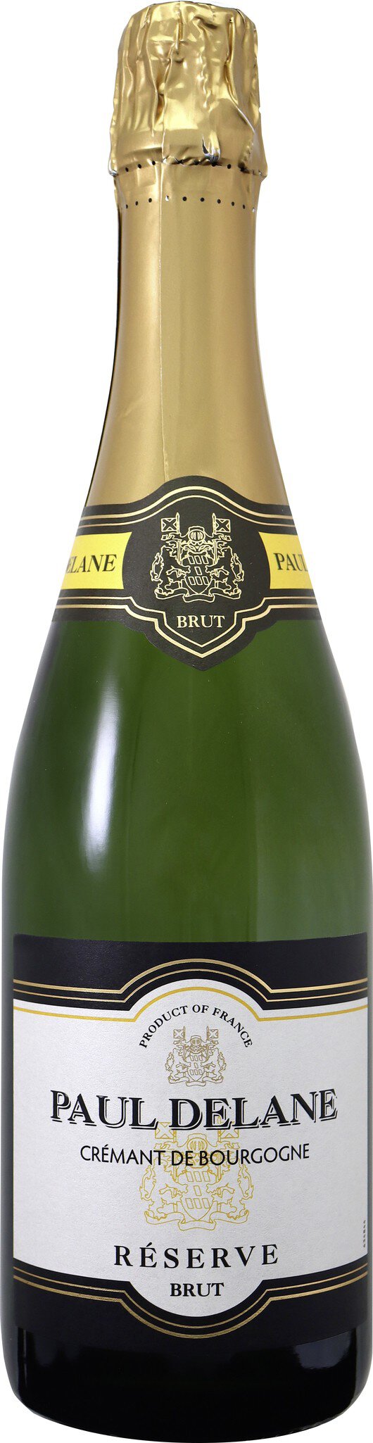 Eine Flasche Schaumwein steht aufrecht. Der Flaschenhals ist mit einer goldenen Kapsel verschlossen. Auf dem Etikett sind der Markenname und weitere Informationen abgedruckt, der Hintergrund ist neutral.