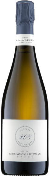 Eine Flasche Sekt mit einem schlanken, eleganten Design. Der Korken mit blauer Folie ist oben, während das Etikett den Namen -Christmann &amp; Kaufmann- und die Bezeichnung -Cuvée 205- trägt.