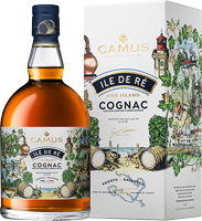 Eine Cognac-Flasche mit einem stilvollen Etikett steht neben einer dekorativen Verpackung. Das Etikett zeigt eine Landschaftszene mit einem Leuchtturm und Weinreben, farbenfroh und detailreich.