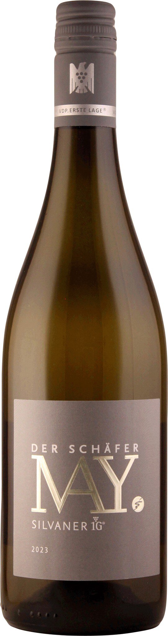 Eine Weinflasche mit einem klaren, eleganten Design. Die Flasche trägt die Beschriftung -DER SCHÄFER MAY SILVANER 1G 2023- und ein Logo. Sie ist hauptsächlich grünlich und hat einen grauen Verschluss.