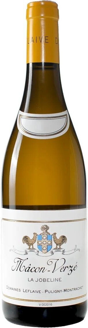 Eine Weinflasche steht aufrecht. Der Körper der Flasche ist klar, mit einem weißen Etikett und goldenen Verschluss. Im Hintergrund ist ein neutraler, heller Farbton.
