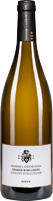 Eine Flasche Wein steht aufrecht. Der Wein hat eine helle, goldene Farbe. Das Etikett zeigt einen Wappenartigen Druck mit Schrift. Der Hintergrund ist neutral, ohne weitere Ablenkungen.