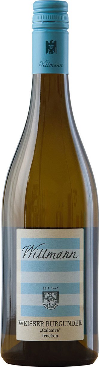 Eine Flasche Weißwein steht aufrecht. Der Flaschenhals ist mit einer hellblauen Kappe verschlossen. Das Etikett zeigt eine leicht strukturierte, mehrfarbige Gestaltung mit Text.