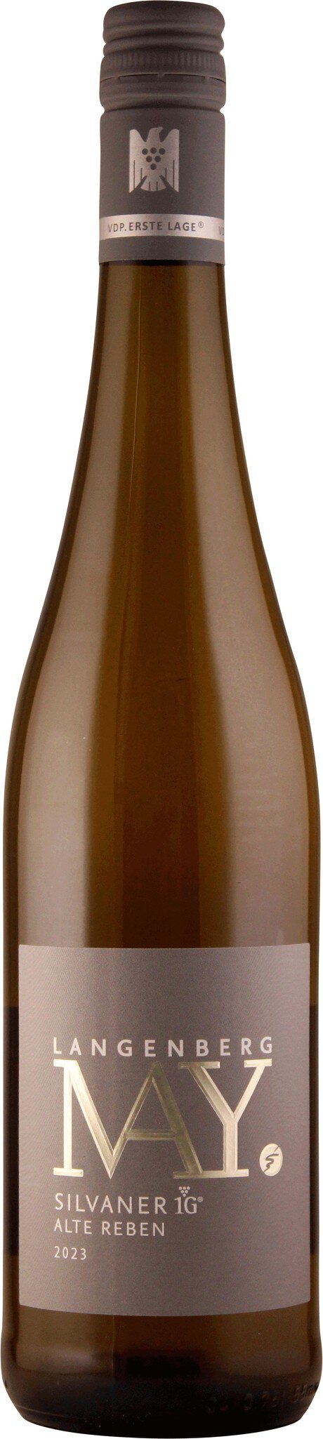Ein Flasche Weißwein mit schlanker, eleganter Form. Der Etikett zeigt den Namen -Langenberg MAY Silvaner 1G Alte Reben 2023- sowie das VDP.Erste Lage-Logo.