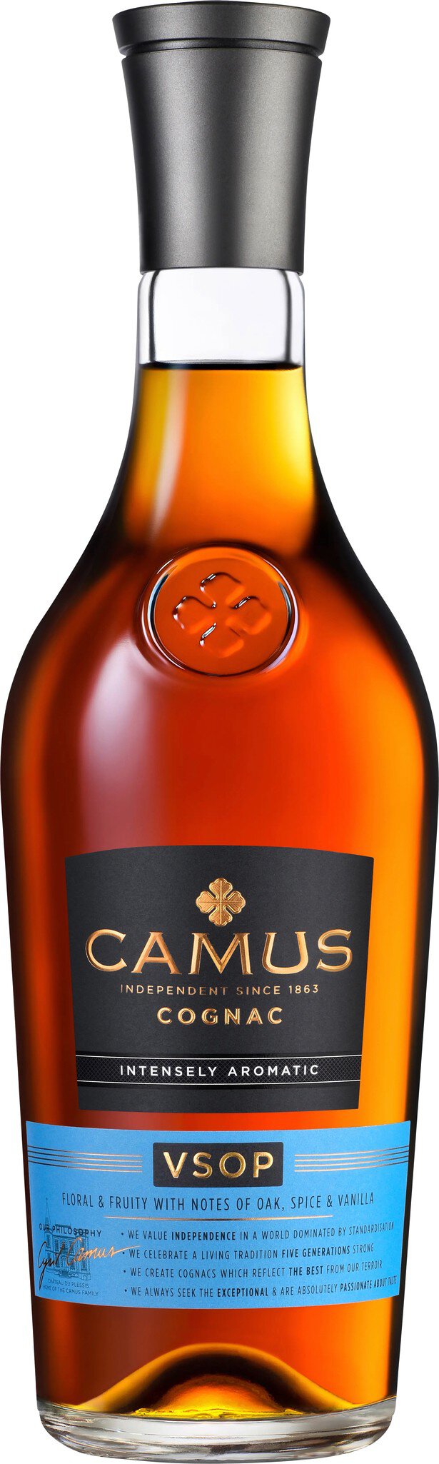 Eine Flasche Cognac mit einem eleganten, konischen Design. Der Korpus ist bernsteinfarben, mit einem schwarzen Etikett und blauen Akzenten, die die Geschmacksnoten beschreiben.