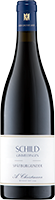 Eine Weinflasche mit schwarzem Körper und blauer Kapsel. Das Etikett ist hell mit einem Namen in großen Buchstaben. Die Flasche steht auf einem neutralen Hintergrund.