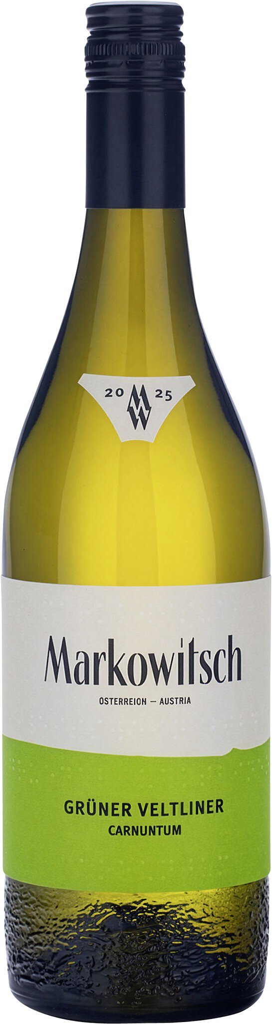 Eine Flasche Weißwein steht aufrecht. Sie hat ein etiket mit grüner und silberner Schrift. Der Hintergrund ist unscharf und hell.