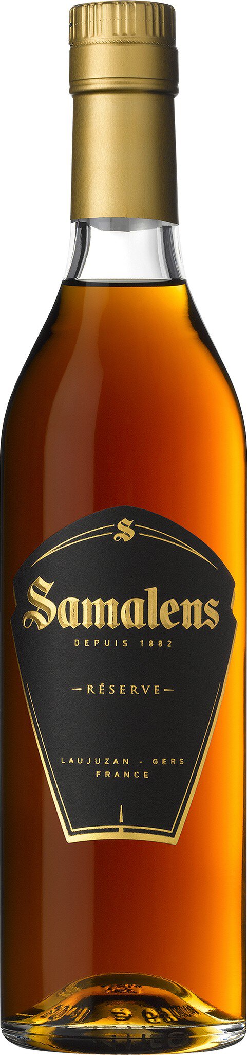 Eine elegante Flasche mit goldfarbenem Kapselverschluss. Der Inhalt ist bernsteinfarben und die Etikette ist schwarz mit goldenen Akzenten, was auf einen hochwertigen Spirituosen hindeutet.