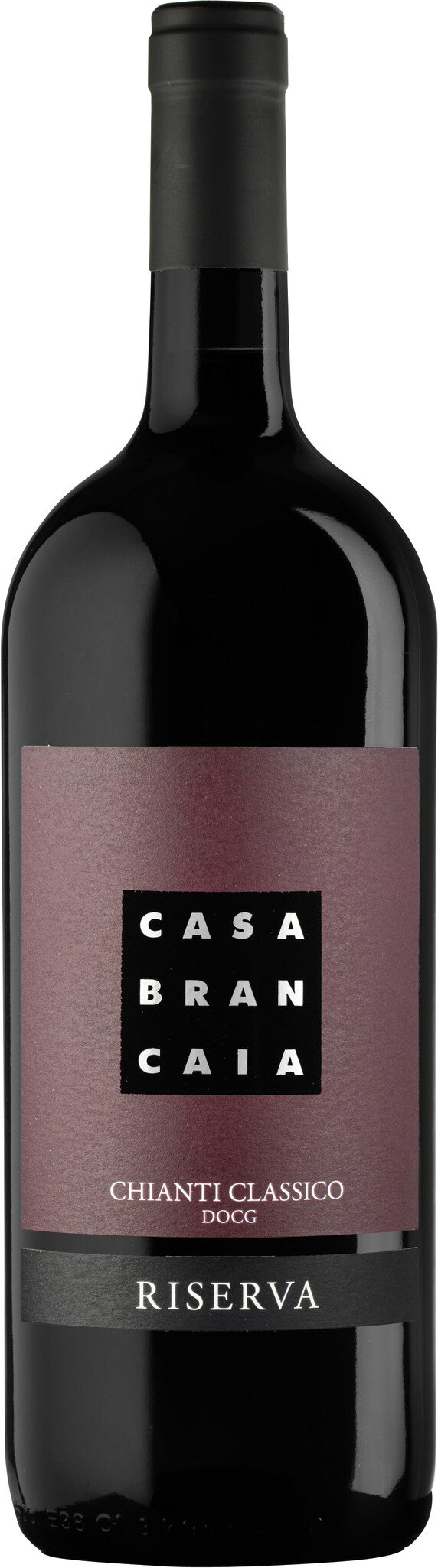 Eine Weinflasche steht aufrecht. Die Flasche hat einen schwarzen Korpus mit einem Etikett, das ein geometrisches Muster in Schwarz auf rotem Hintergrund zeigt.