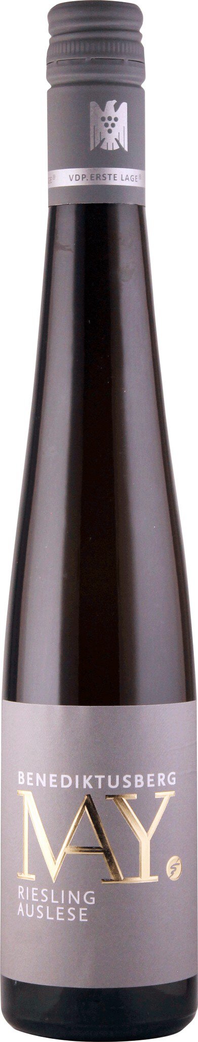 Eine Flasche Wein steht aufrecht. Die Flasche hat einen langen Hals und ist dunkel, mit einem Etikett, das den Namen und die Marke des Weins zeigt.