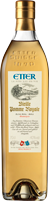 Eine Flasche mit goldenem Inhalt und einem etikettierten Design, die auf einem weißen Hintergrund steht. Die Flasche hat eine schmale Form und einen goldenen Verschluss.