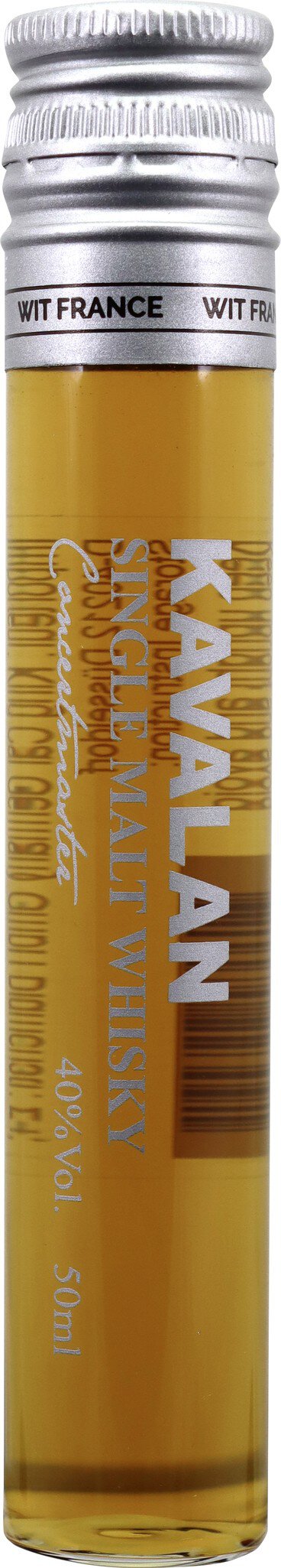 Ein schmaler, transparenter Flakon mit goldener Flüssigkeit, verschlossen mit einem silbernen Deckel. Auf der Flasche sind Schriftzüge und möglicherweise Informationen zu Inhalt oder Marke zu erkennen.