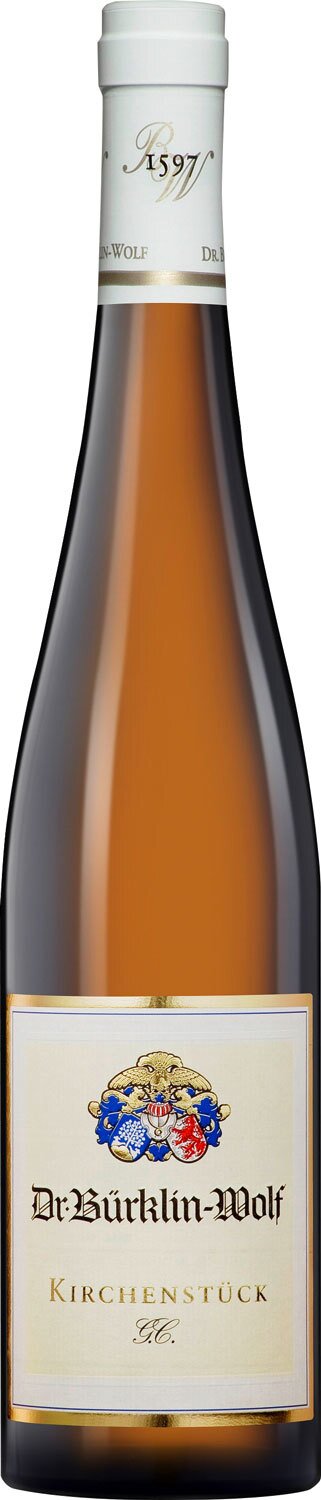 Eine Flasche Wein, die schlank und elegant geformt ist. Sie hat einen hellen, goldenen Farbton und ein Etikett mit Informationen über den Wein, inklusive einem Logo.