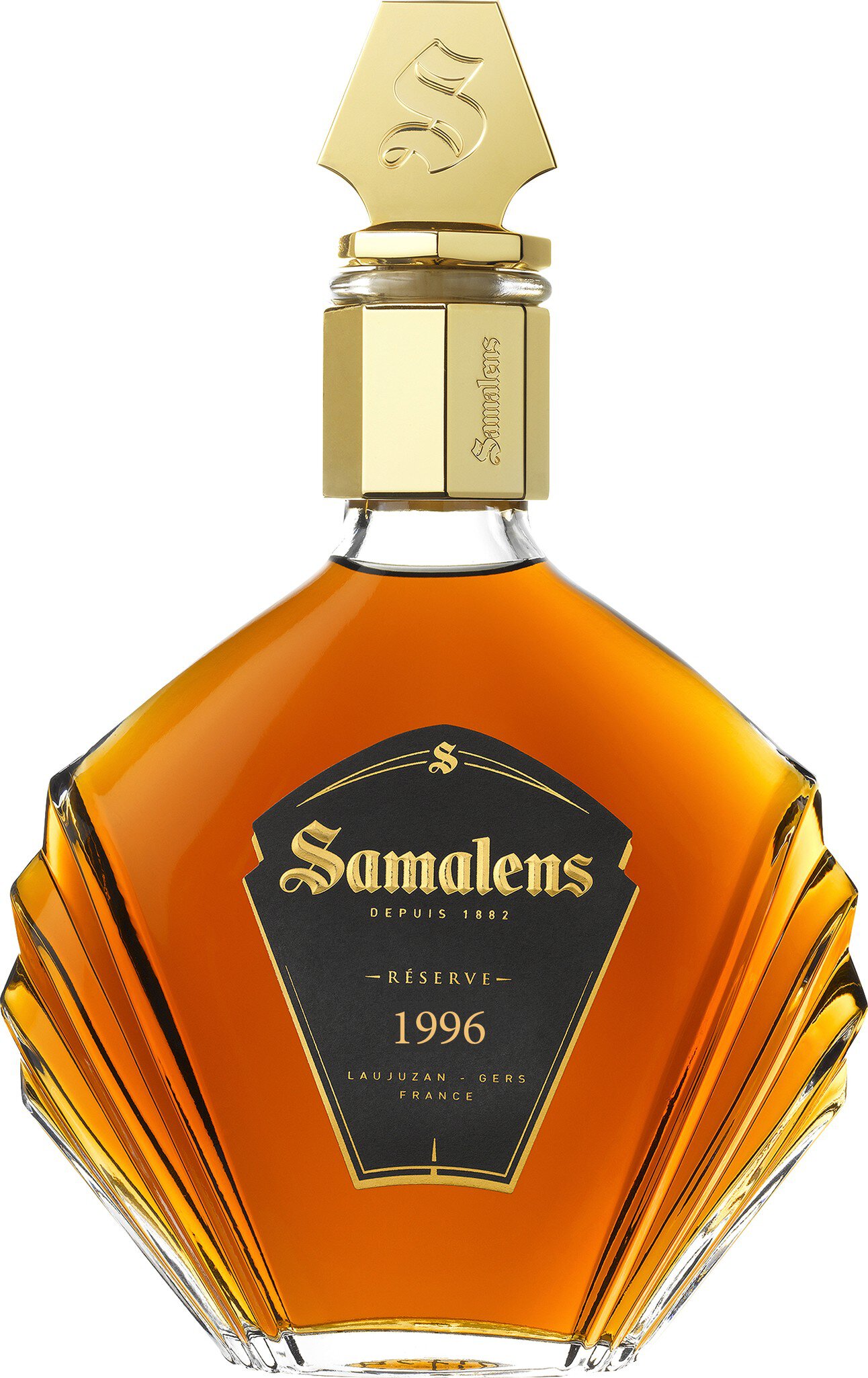 Eine elegante, goldene Flasche mit einer ausgefallenen Form, gefüllt mit bernsteinfarbenem Likör. Die Flasche trägt ein schwarzes Etikett mit dem Namen des Produkts und einem goldenen Verschluss.
