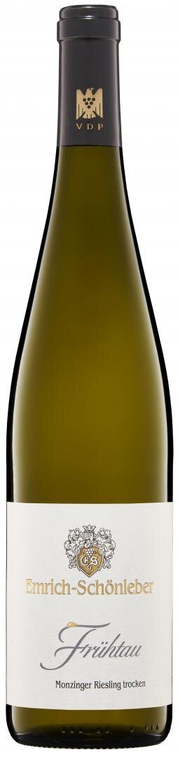 Ein Flasche Weißwein steht auf einem neutralen Hintergrund. Die Flasche hat eine schmale, hohe Form und ein etikett in Weiß mit goldenen Akzenten, die den Namen und Details des Weins anzeigt.