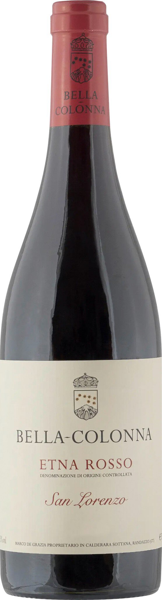 Eine Weinflasche mit einem roten Korken, ein schwarzes und beige Etikett, auf dem Name und Jahrgang von Wein abgebildet sind. Der Hintergrund ist neutral.