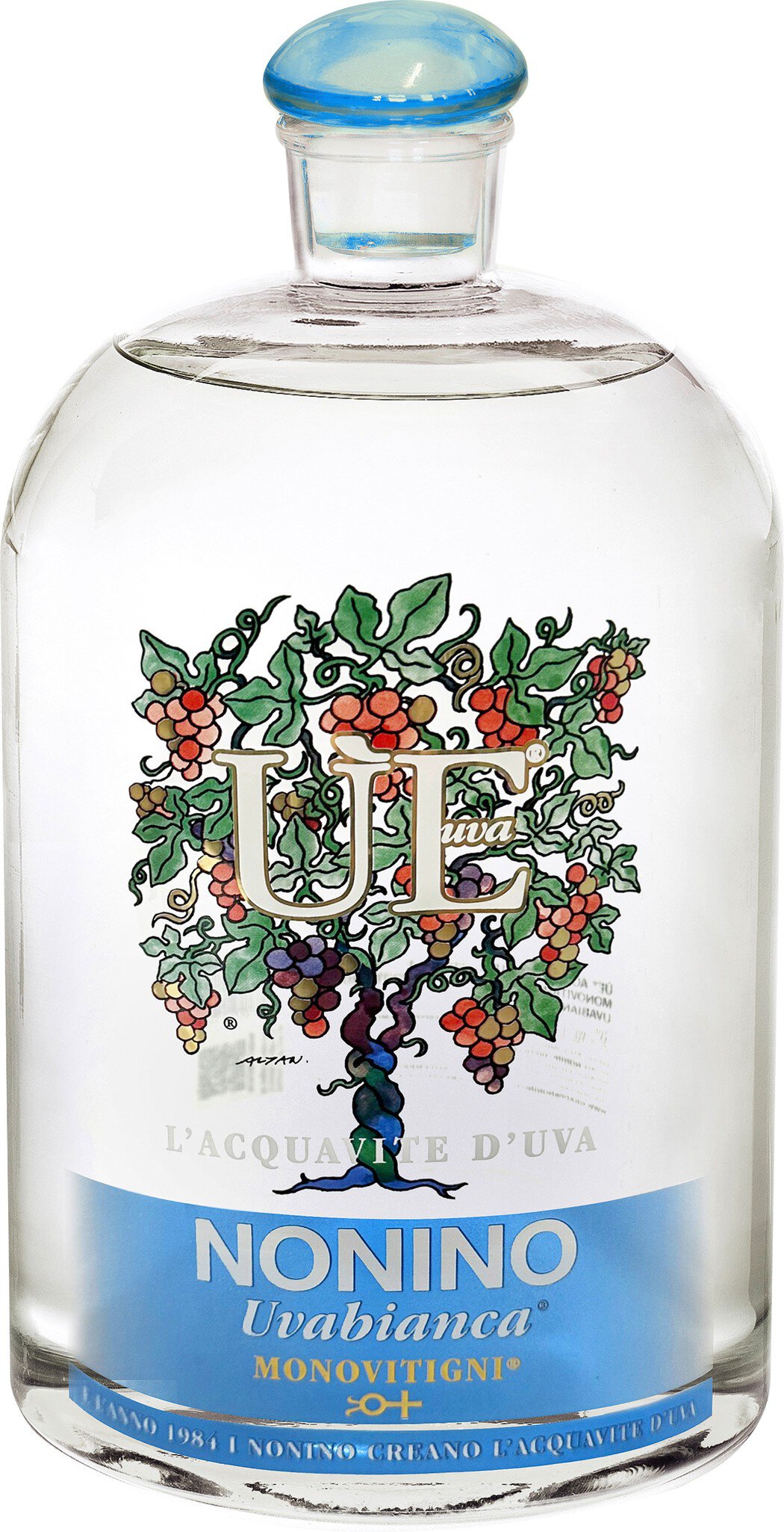Eine Flasche mit klarer Flüssigkeit steht auf einem neutralen Hintergrund. Die Flasche hat einen runden Körper und einen luftigen, blauen Deckel. Auf dem Etikett ist ein kunstvoll gestalteter Baum mit Weintrauben abgebildet.