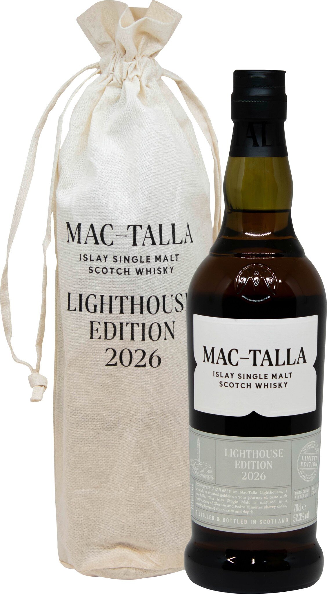 Eine Flasche Macallan Whisky steht neben einem eleganten, weißen Geschenksack mit einem Aufdruck, der die Jahrgangsausgabe 2016 angibt. Der Hintergrund ist neutral gehalten.