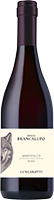 Eine rotweinflasche steht aufrecht da. Die Flasche hat eine dunkle Farbe und ein Etikett, das Informationen über den Wein enthält. Der Hintergrund ist neutral und hebt die Flasche hervor.