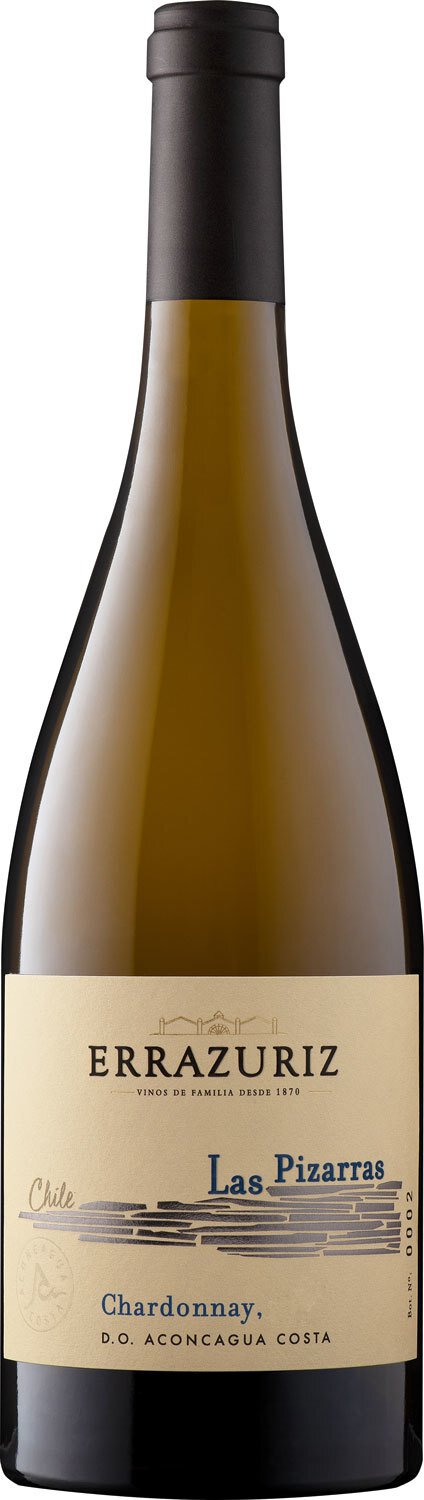 Ein Weinflasche mit einem eleganten, goldenen Etikett. Die Flasche ist schlank und hat eine dunkle, konische Kappe. Sie steht auf einem neutralen Hintergrund und strahlt Raffinesse aus.