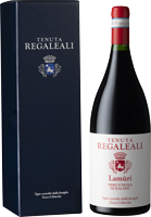 Eine rote Weinflasche steht neben einer eleganten, blauen Verpackung. Die Flasche trägt ein Etikett mit dem Namen des Weins und einem Wappen, das den Wein repräsentiert.