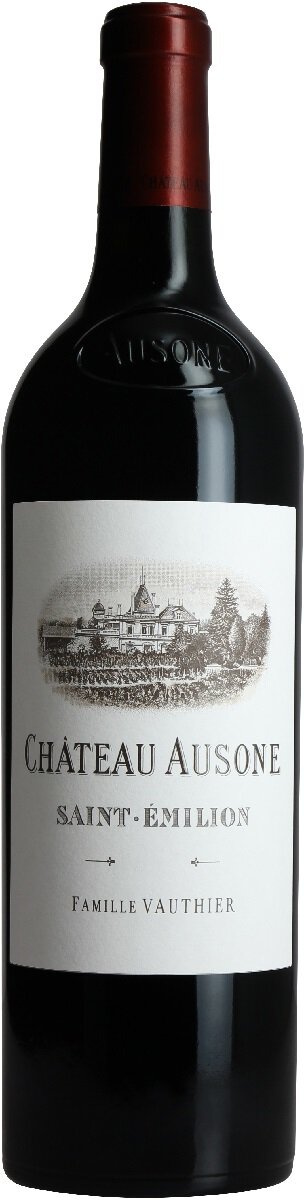 Eine rote Weinflasche mit einer weißen Etikette. Auf dem Etikett steht -Château Ausone Saint-Émilion Famille Vauthier-. Eine Abbildung eines Weingutes ist ebenfalls darauf abgebildet.