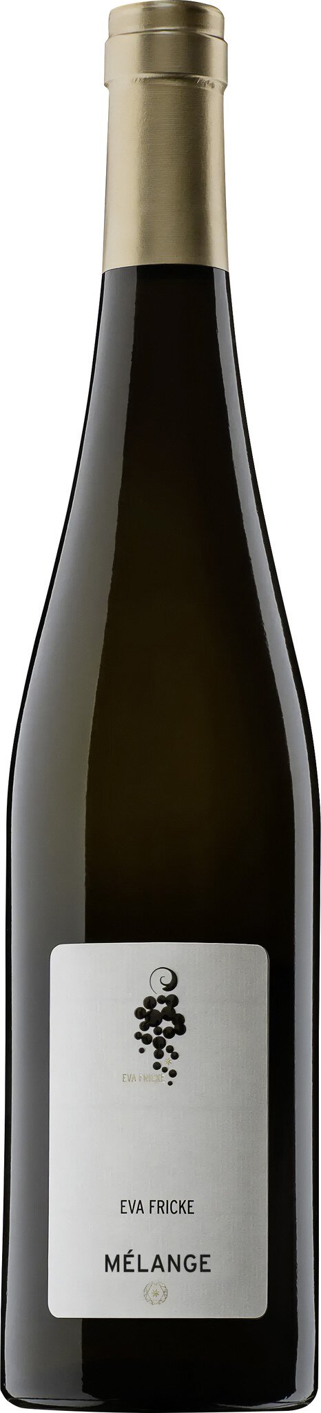 Eine schlanke Weinflasche mit einem metallischen Korken. Das Etikett ist schlicht und zeigt den Namen des Weins. Der Hintergrund ist neutral und hebt die Flasche hervor.