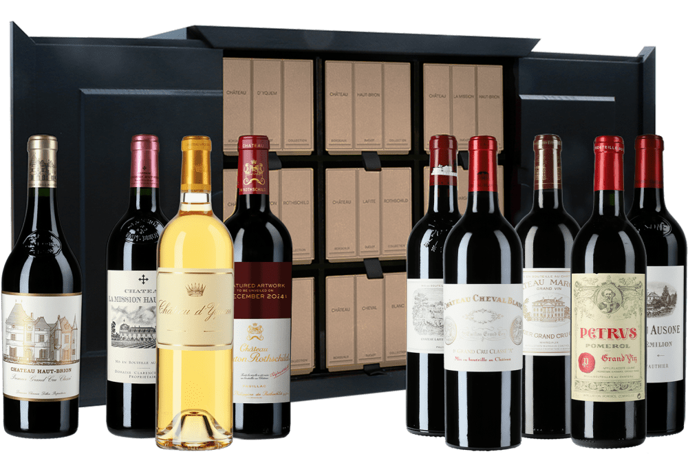 Eine Auswahl an Weinen in einer eleganten Präsentationsbox. Enthalten sind mehrere Rot- und Weißweine, darunter Château d-Yquem, umgeben von luxuriösen Verpackungen.