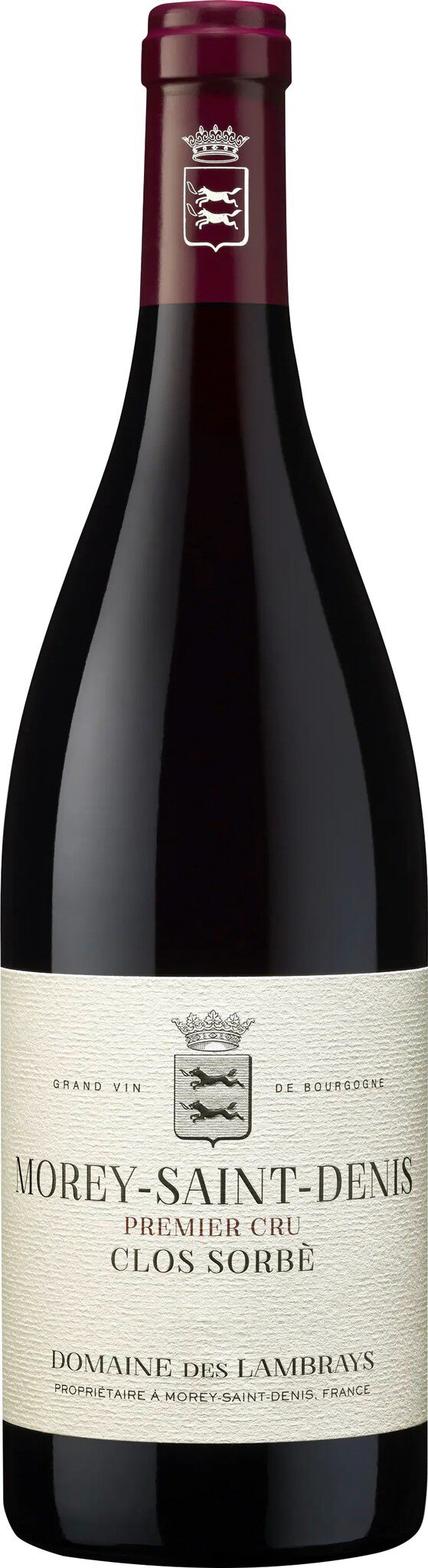 Eine Weinflasche mit rotem Etikett. Der Flaschenhals ist dunkelrot, während der Körper eine hellere, durchsichtige Farbe hat. Das Etikett zeigt den Namen und Details des Weins.